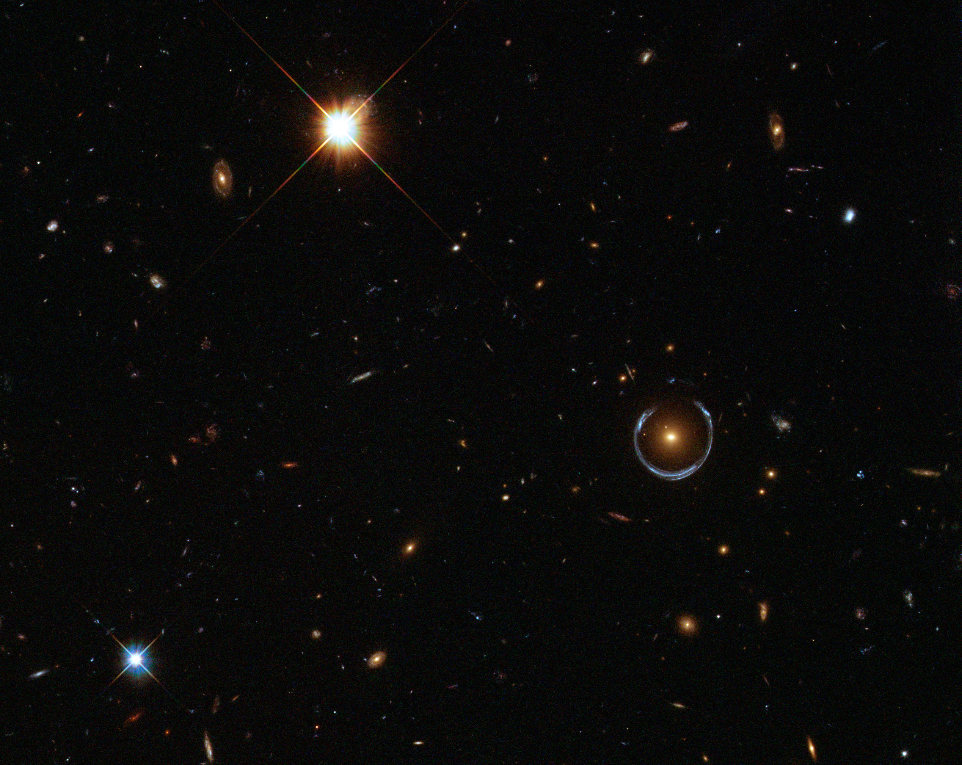 Enlarged Hubble view of the blue Cosmic Horseshoe around its central foreground galaxy